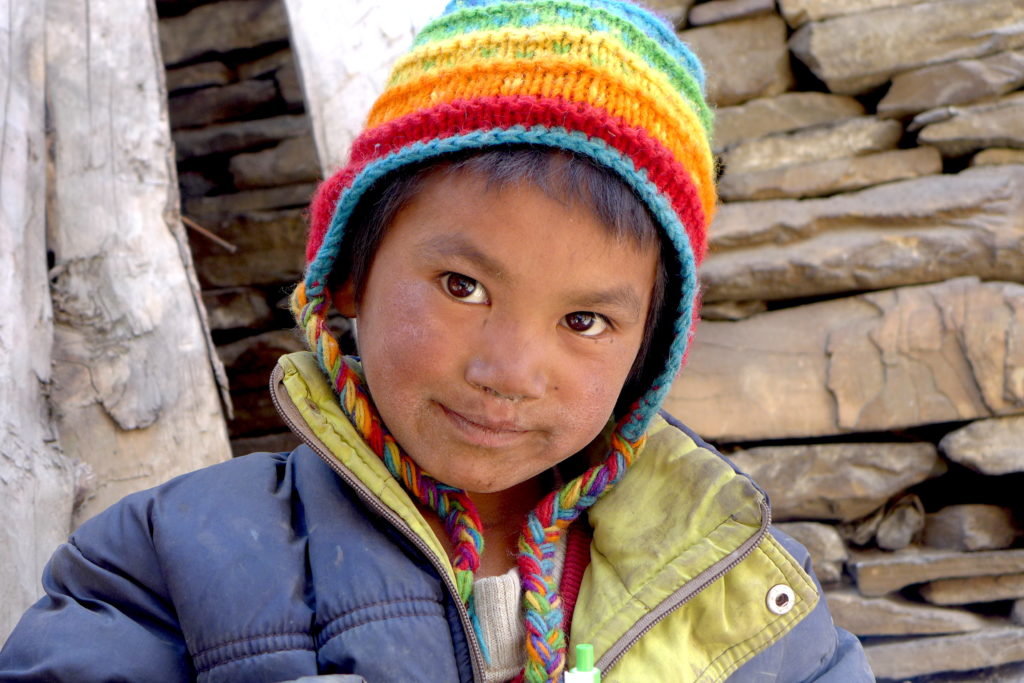 Mały Nepalczyk w kolorowej czapce