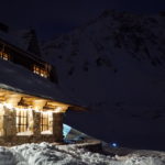 schronisko w dolinie pięciu stawów zimą nocą